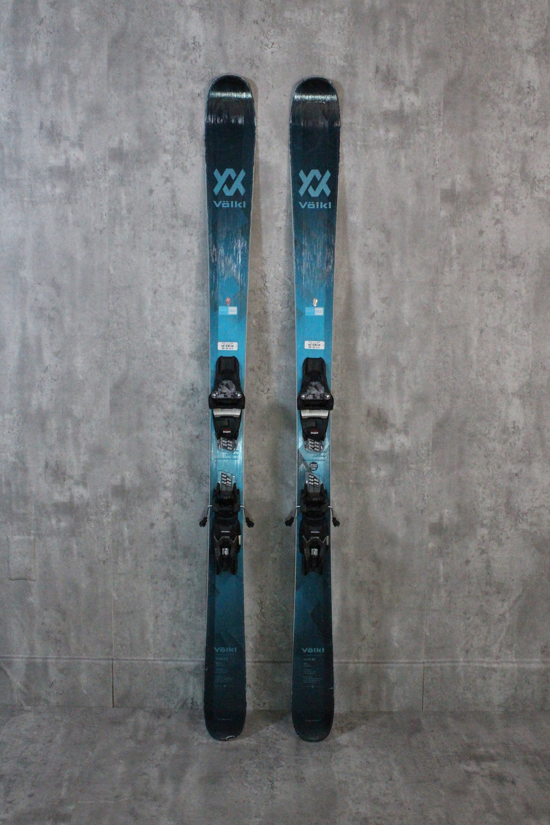 The Yumi skis feature tip and tail rockers, an 84 mm waist, and a 3D radius sidecut for easy, playful turns. Combining glass frame construction with Titanal for stability and power transfer, they feel lively yet can handle aggressive use. With improved on-piste performance and off-groomed versatility, these skis cater to a wide range of skiers. Available as used demo skis online or at Switchback Sports in Park City.