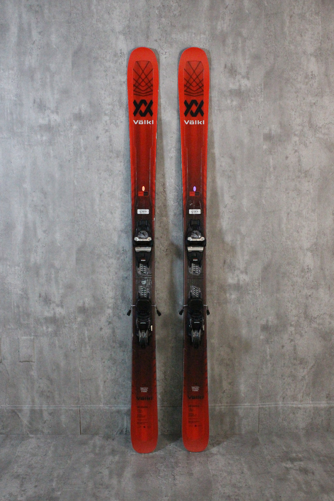 The Völkl M6 Mantra, a benchmark for high-performance all-mountain skis, offers impressive versatility this season. With its Tailored Titanal Frame and Tailored Carbon Tip, it maintains legendary edge-hold and precise turning. Ideal for both groomers and varied terrain, the M6 Mantra ensures exceptional performance. Available as used skis in Park City.