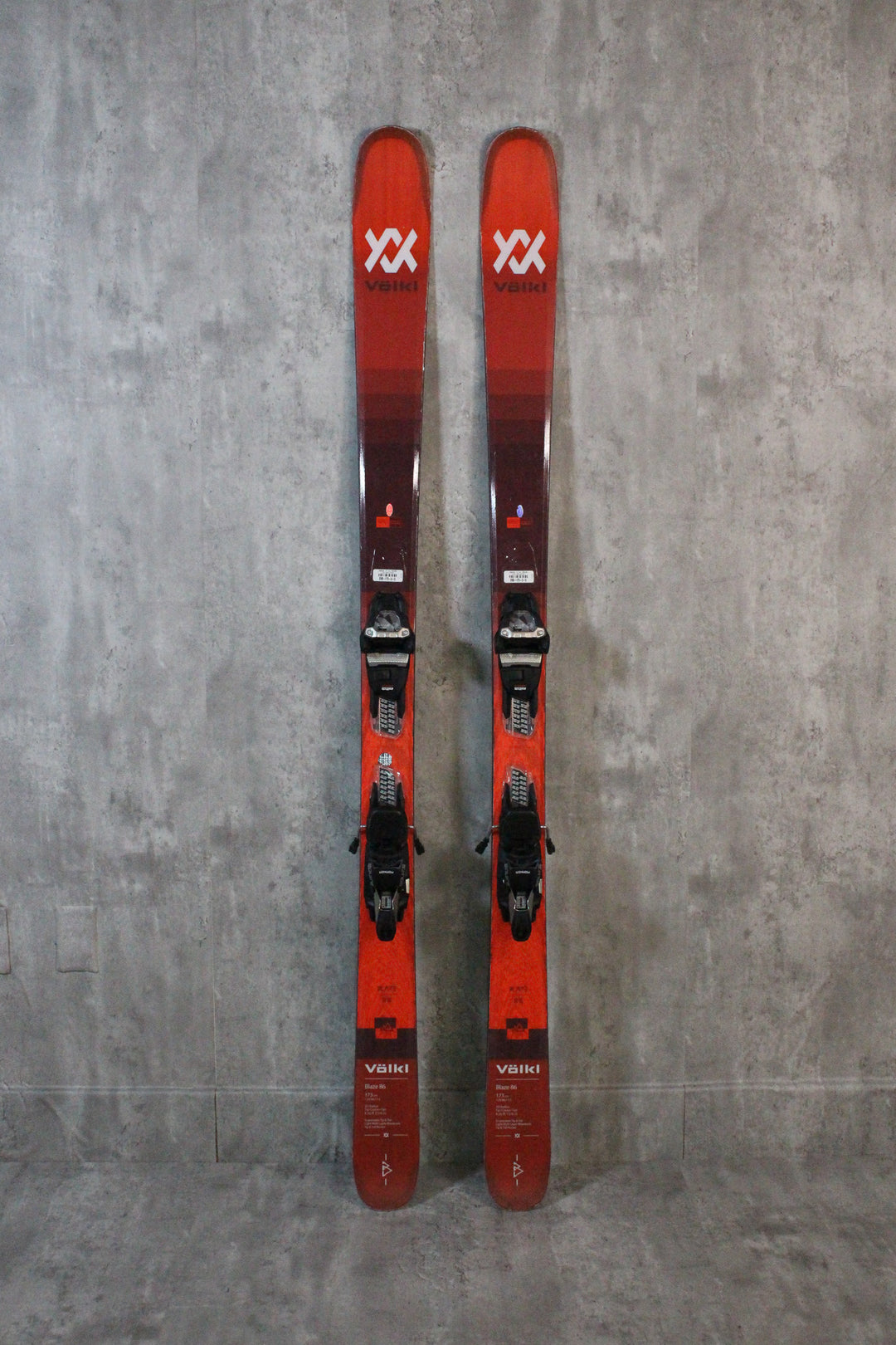 The Blaze 86, with its 86 mm waist, blends smooth performance and light weight. Featuring a full wood core and a 3D radius sidecut, it enhances stability and flotation. Ideal for all-mountain skiing, freeriding, and touring. Available as used skis in Park City.