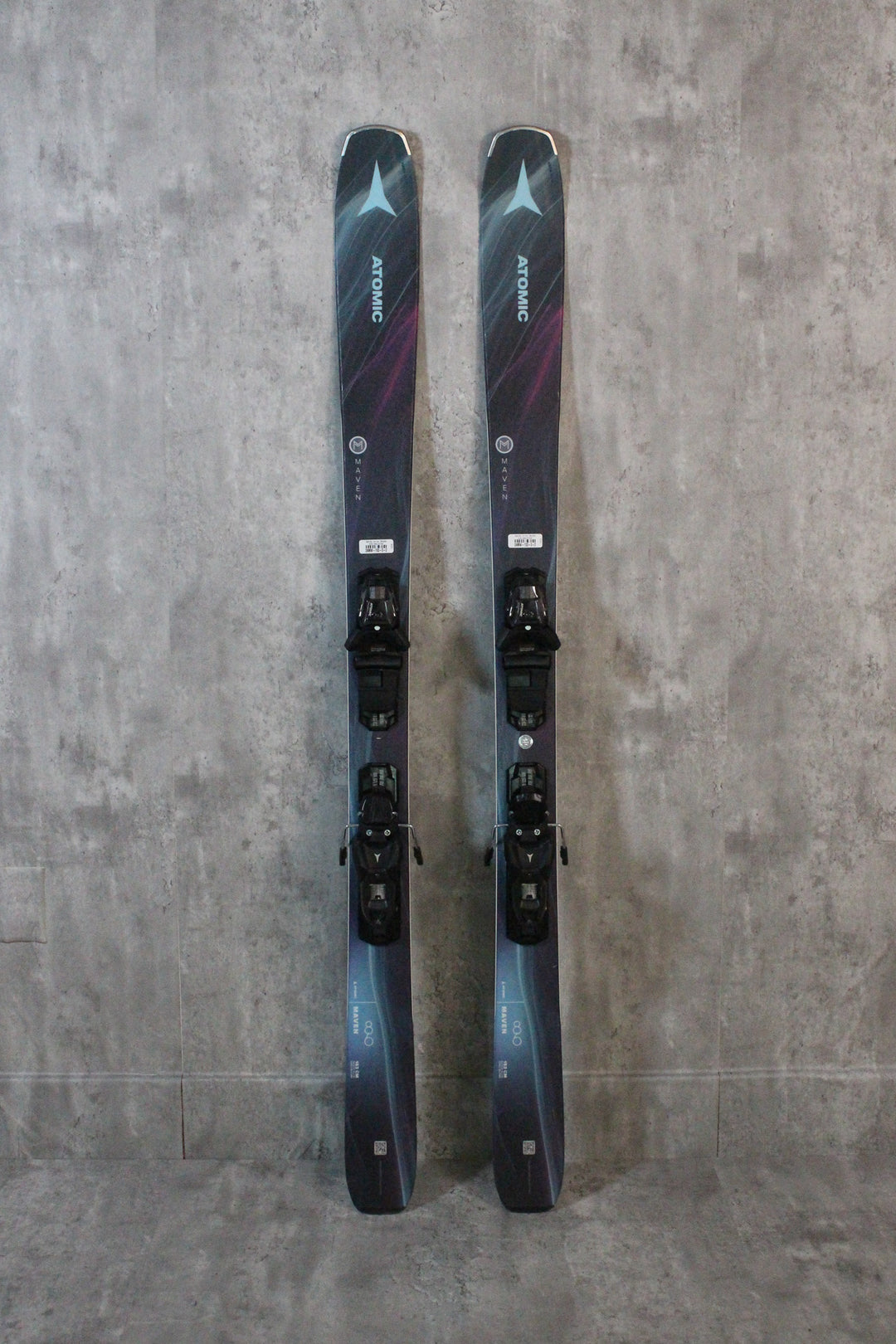 Approved by the Atomic #sheskis team, the all-mountain Maven 86 offers precise, relaxed skiing in any snow condition. With a versatile Flow Profile, poplar wood core, and lightweight fiberglass layers, it combines stability and responsiveness. Its Dura Cap sidewall and adventure-ready graphics complete the package. Available as used skis in Park City.